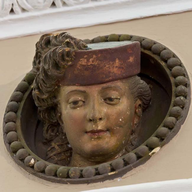 Particolare del fregio presente nella hall dell’hotel