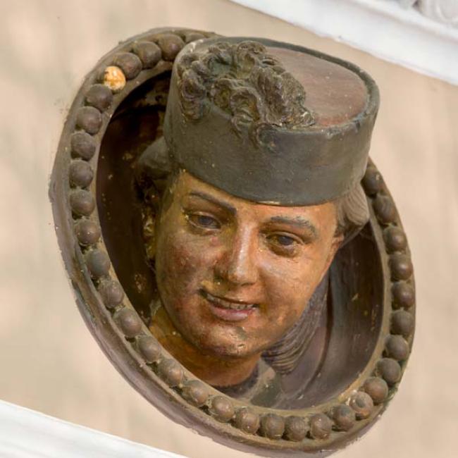 Particolare del fregio presente nella hall dell’hotel
