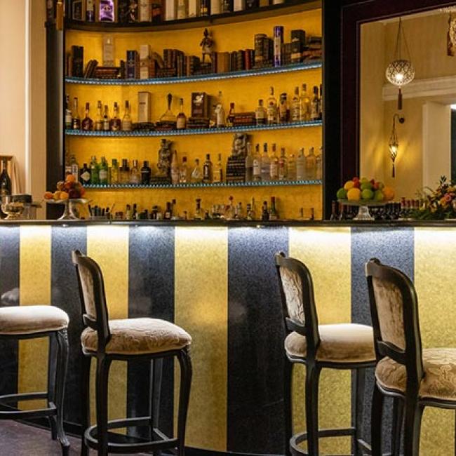 Uno sguardo dietro al bancone | A glance behind the counter